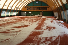 Mise en place de la nouvelle surface sur le court couvert (7° jour)